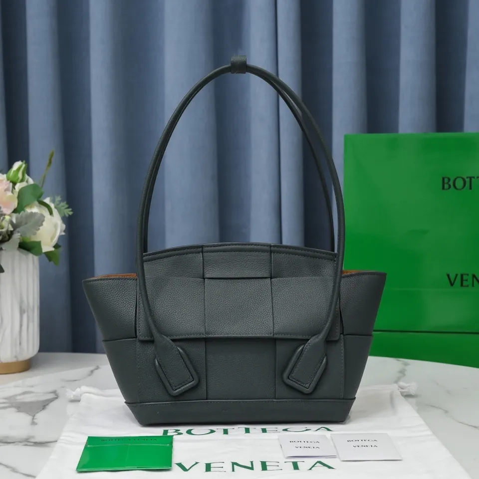 Bottega Veneta [Love] Arco medium 🖤 pebbled pattern size: bag opening 33, bag body 22*6*20 BV’s most classic elements, showing the uniqueness of art, maintaining fresh fashion radiance, high-end design, more fashionable, effortlessly bringing out the soul of the bag, easy to wear and large capacity, don’t worry about things, it is definitely enough to hold! Model【6683#】